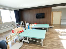 広々した明るい機能訓練室