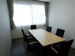 シンプルな会議室