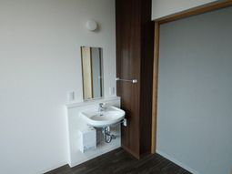 洗面台と鏡が設置された空間