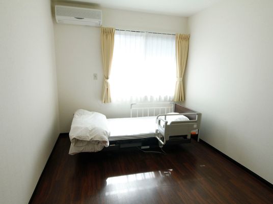 シンプルな居室の様子