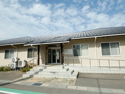 明るい外観の施設入口