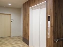 木目調のエレベーター前