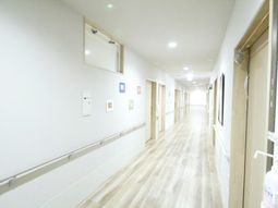 明るい施設の廊下