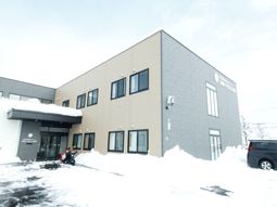 雪に囲まれた建物外観