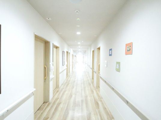 広々とした明るい廊下