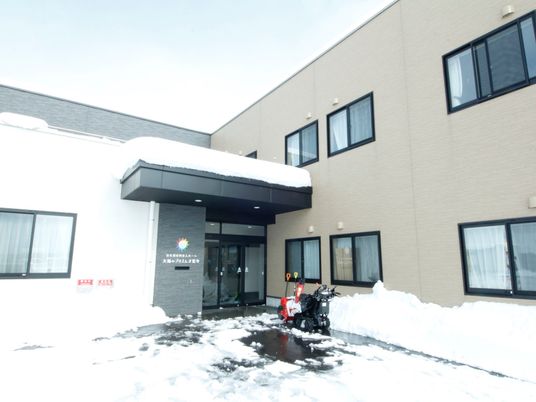 雪景色のエントランス外観