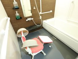 バリアフリー設計の浴室