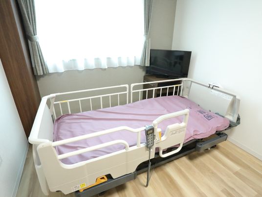 清潔な個室のベッド