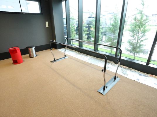歩行訓練用器具と窓辺