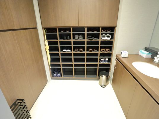 玄関の靴箱と洗面台