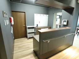 フロントカウンターと廊下