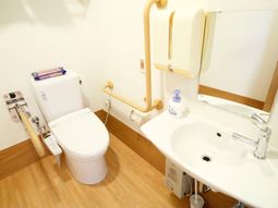 手すり付き清潔なトイレ