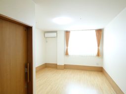 広々とした明るい居室