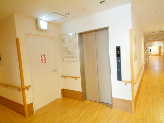 廊下に面したエレベーター