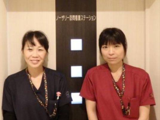 笑顔のスタッフ二人スタジオ