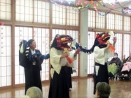 祭りの様子を表す広間