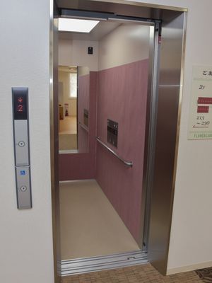 バリアフリー設計のエレベーター