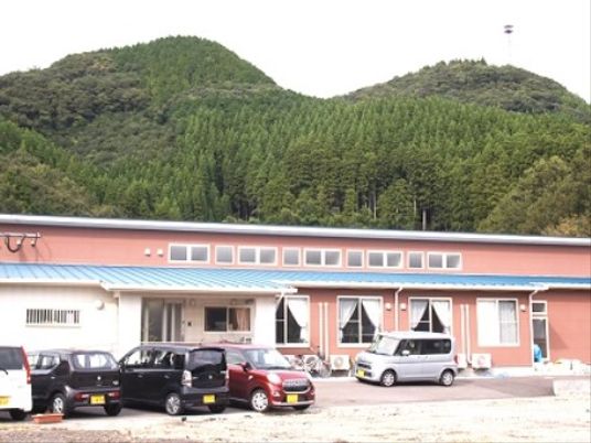 山々に囲まれた建物