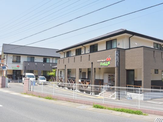 明るい外観の施設エントランス