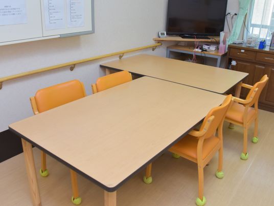共有スペースのテーブルと椅子