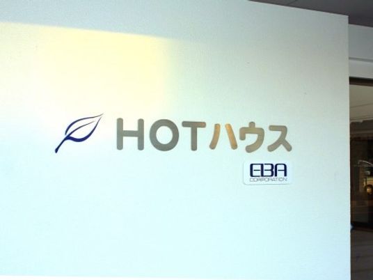 施設のロゴと名前