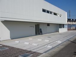 モダンな建物のエントランス
