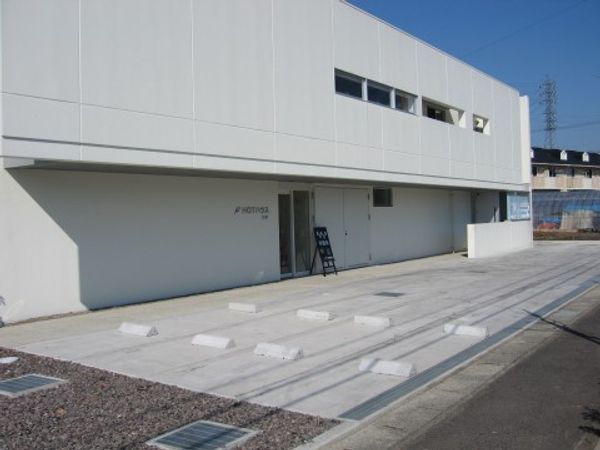モダンな建物のエントランス
