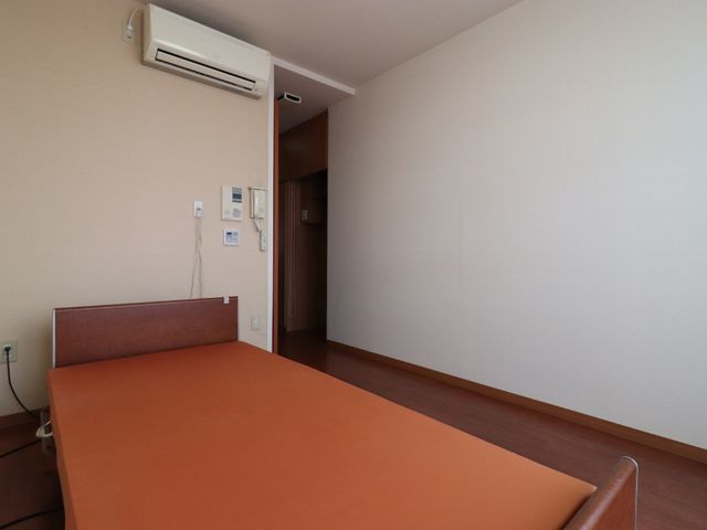 居室のベッドとエアコン