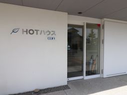 明るいエントランス前面