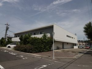 白い建物の外観