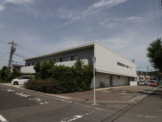 白い建物の外観