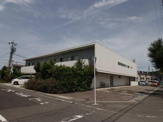 白い建物の外観