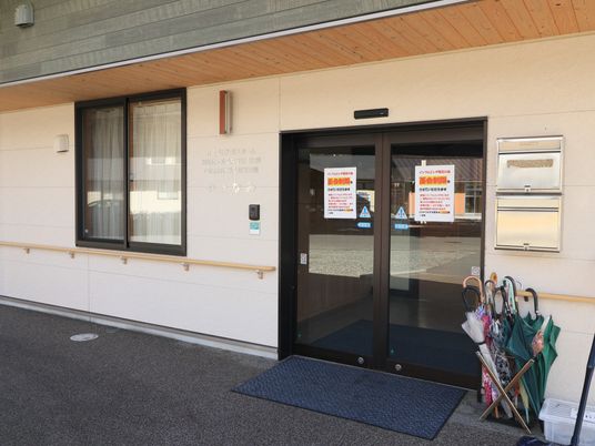 玄関扉のある施設外観