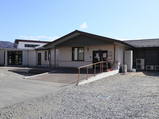 明るい一階建て施設の外観