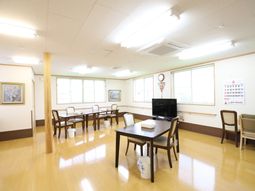 共用スペースの明るい室内