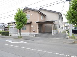 茶色い建物の外観