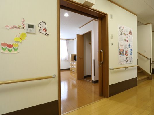 廊下の手すりと装飾