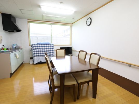 清潔な居室の食卓