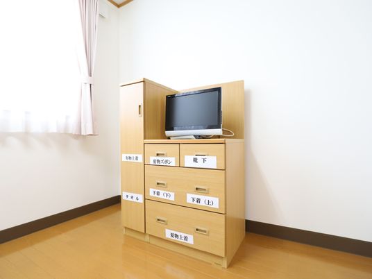 整然とした居室の収納家具