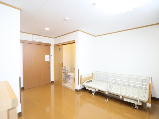 居室の一角とトイレのドア