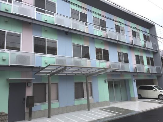 カラフルな建物の外観