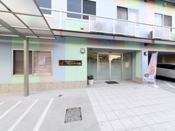 明るい色の建物エントランス