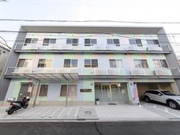 カラフルな建物の外観