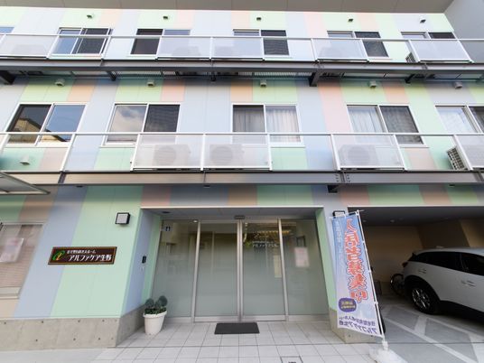 カラフルな建物のエントランス