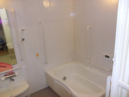 バリアフリー対応の浴室