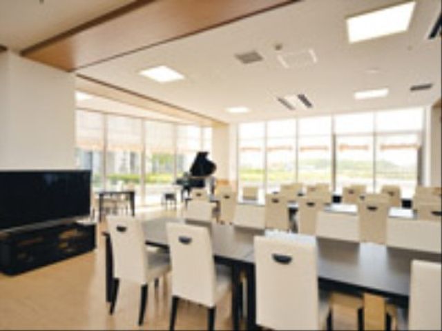 広々とした明るい食堂