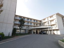 施設の広い外観