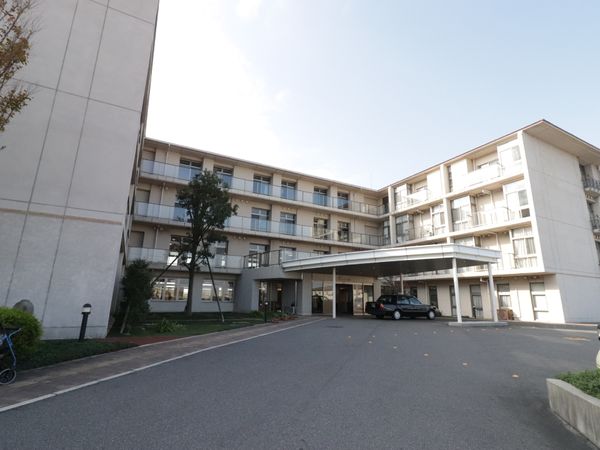 施設の広い外観