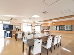 広々とした明るい食堂
