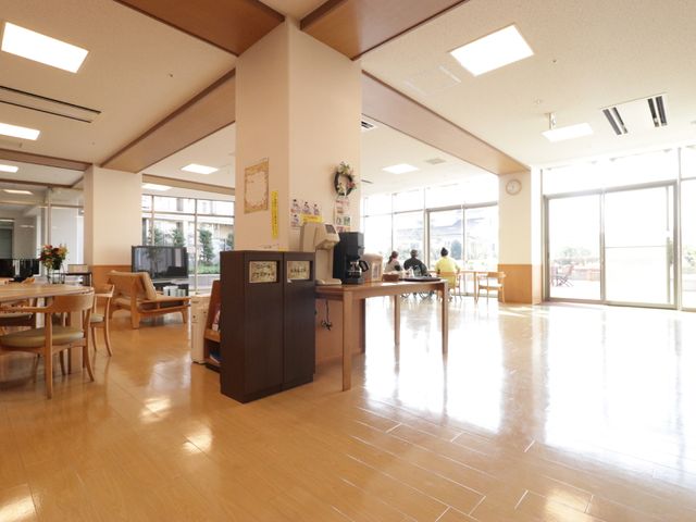 日差し入る広々ダイニング